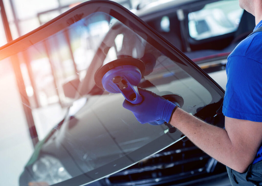 Automobile,Special,Workers,Replacing,Windscreen,Or,Windshield,Of,A,Car